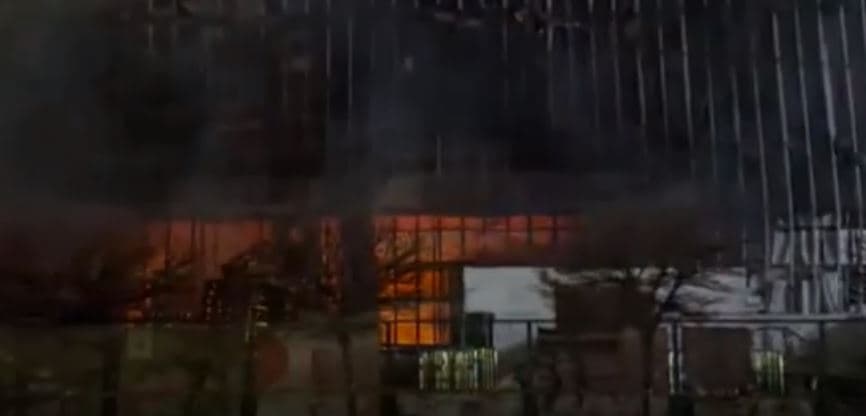 Vazhdojnë flakët brenda objektit të ETC-së në Suharekë, Muharremaj: Gjendja është nën kontroll (VIDEO)