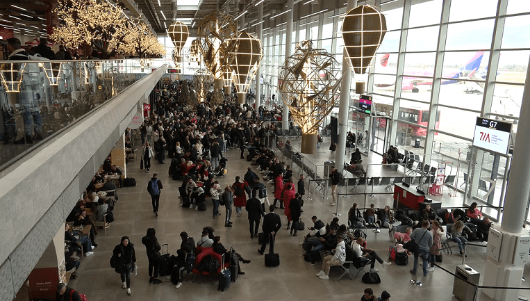Fluks jashtëzakonisht i madh i pasagjerëve në aeroportin e Rinasit (VIDEO)
