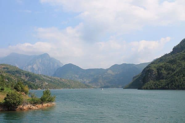 Gjendet një trup i pajetë në liqenin e Komanit