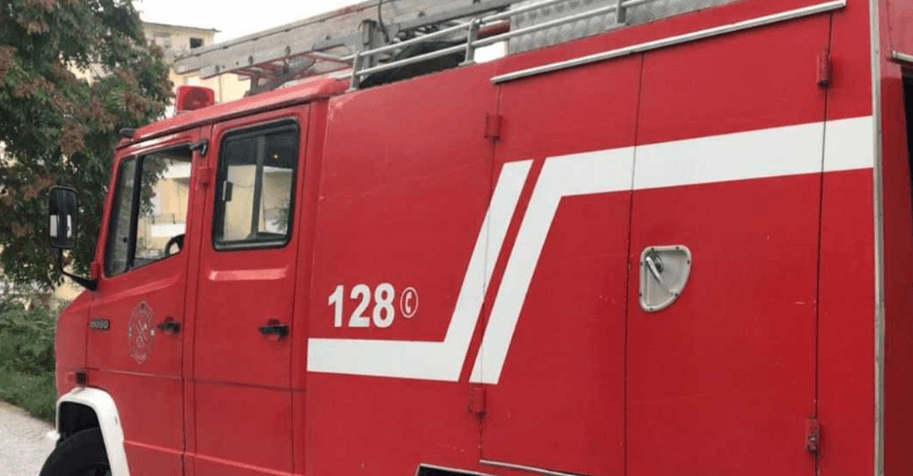 Përfshihet nga zjarri një banesë në Elbasan, humb jetën një grua e paralizuar