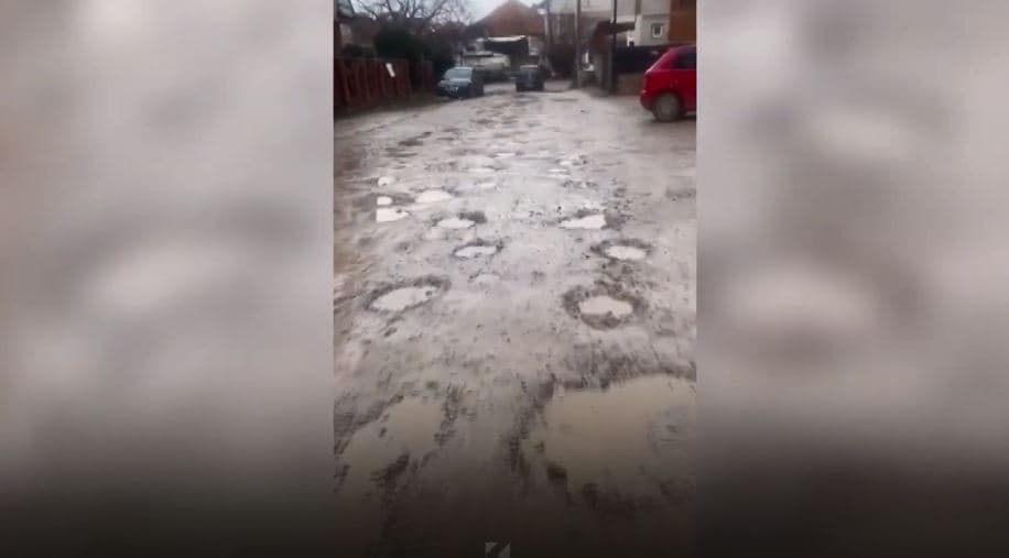 Qytetarët e Ferizajt ankohen për gjendjen e mjerueshme të një rruge (VIDEO)