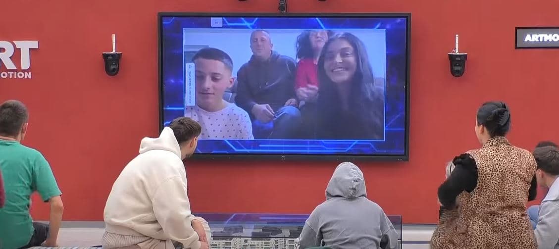 Vëllai i Madh ia plotëson dëshirën Gjestit të komunikojë me familjen e tij