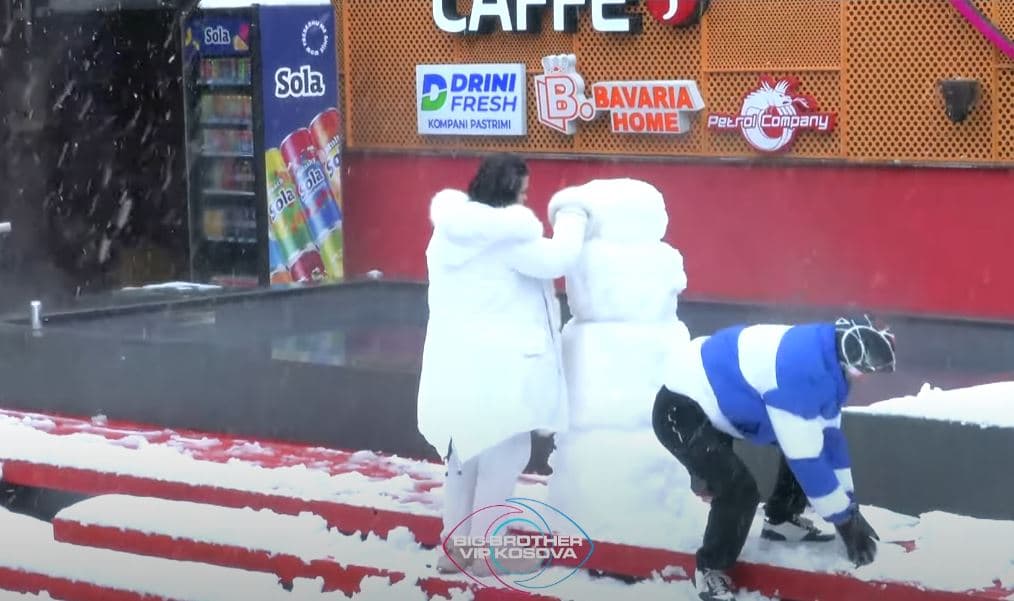Bora mbulon shtëpinë, Gresa dhe Vullneti ndërtojnë dordolec (VIDEO)