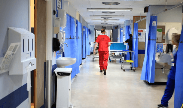 Alarmohen britanikët, rreth 5 mijë shtretër të mbushur çdo ditë nga virusi kinez