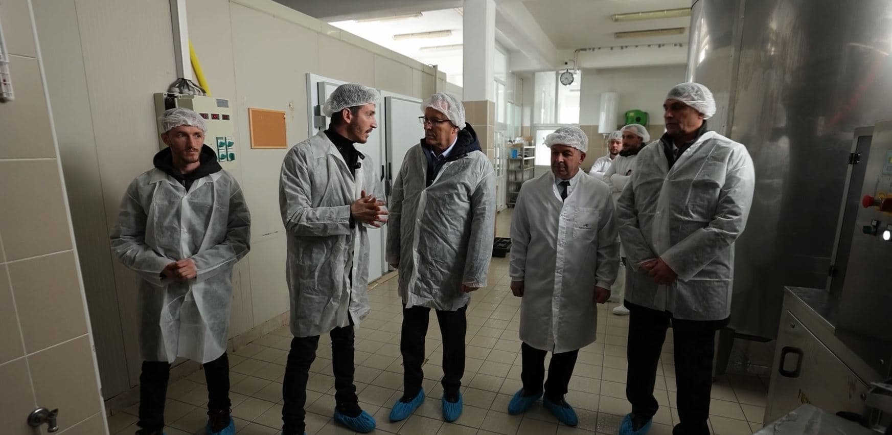 Hamza në Dragash viziton një qumështore: Do t’ju përkrahim me grante deri në 30% të vlerës së investimit
