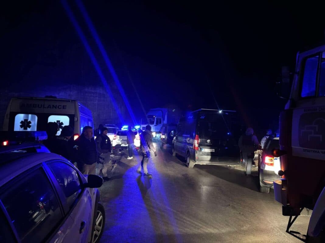Aksident i rëndë te Vardari, pesëvjeçarin e gjejnë kalimtarët në rrugë – familjarët tjerë ende të zhdukur
