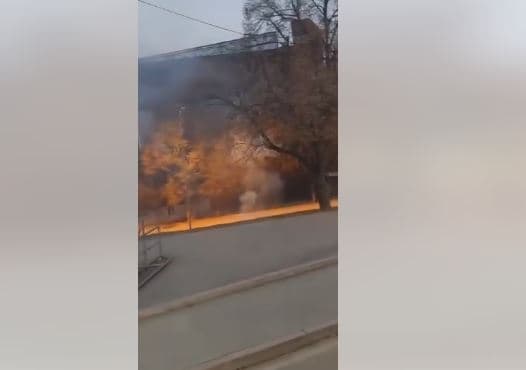 Ende pa nisur loja nxehet situata, tifozët e Trepçës tentojnë ta sulmojnë autobusin e Prishtinës (VIDEO)