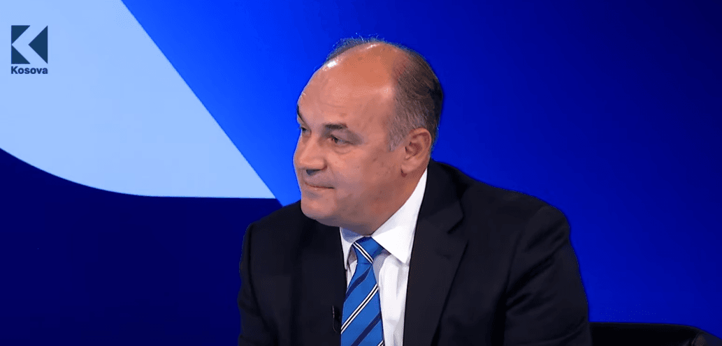 "40 hapa urë për 4 vjet qeverisje", Hoxhaj ironizon me urën e Badocit: Qeveria Kurti po perëndon (VIDEO)