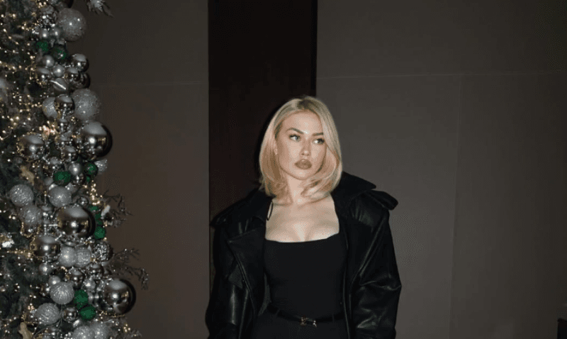 Keisi Medini “krejt e zezë” në fotografitë e fundit