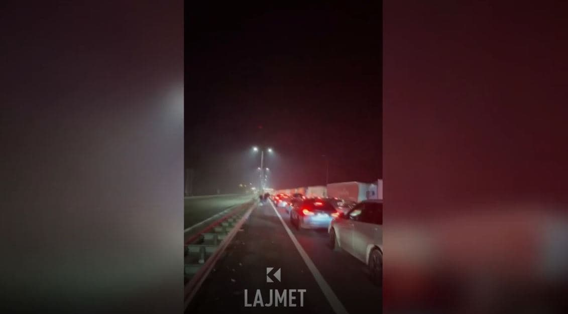 Mërgimtarët mbesin në kolona të gjata nga Serbia për në Kroaci (VIDEO)