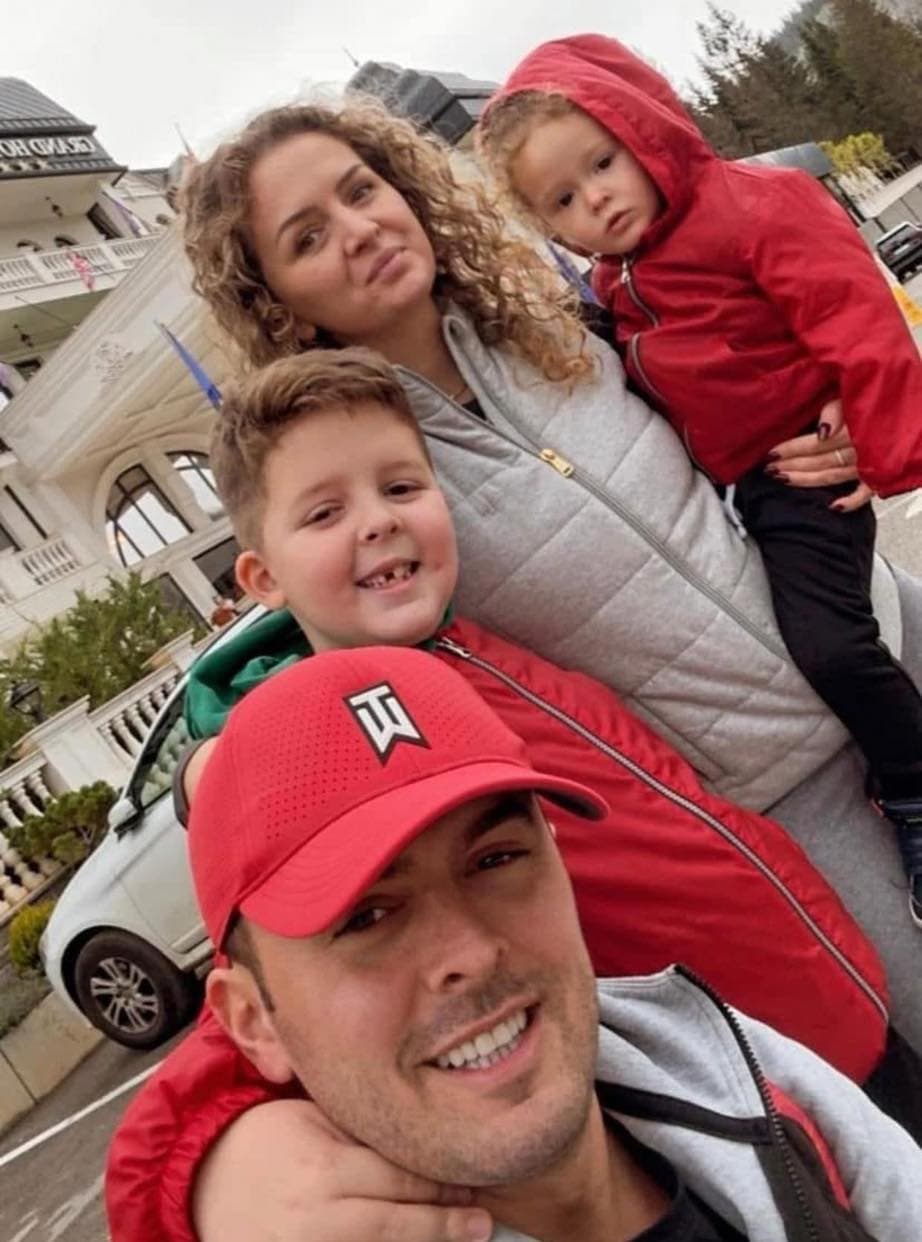 Korab Shaqiri ndan foto me familjen e tij