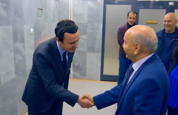 Deliu-Kodra kthen deklaratën e Kurtit për Mustafën, ia përshkruan dy maska si “dyfytyrësi” (VIDEO)