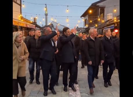Abdixhiku shkon në Gjakovë, e shijon nga afër Çarshinë e qytetit