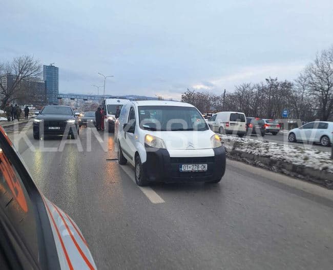 Aksident zinxhiror me të lënduar afër kazermës "Adem Jashari"