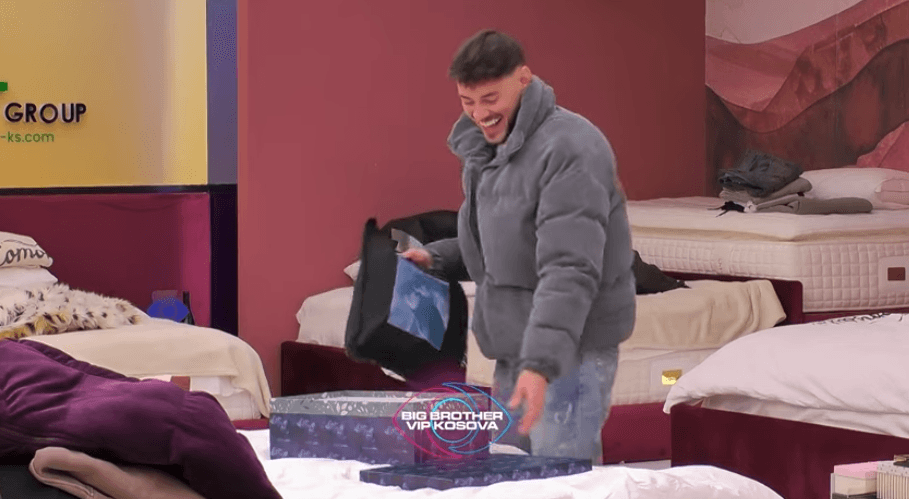 Leo tejet i lumtur nga dhurata e veçantë që mori nga Lela
