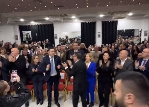 Të gjithë në këmbë e presin Lumir Abdixhikun në Gjilan