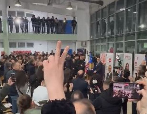 “Krejt Kosova LDK”, Abdixhiku pritet me brohoritje nga banorët e Kolovicës (VIDEO)