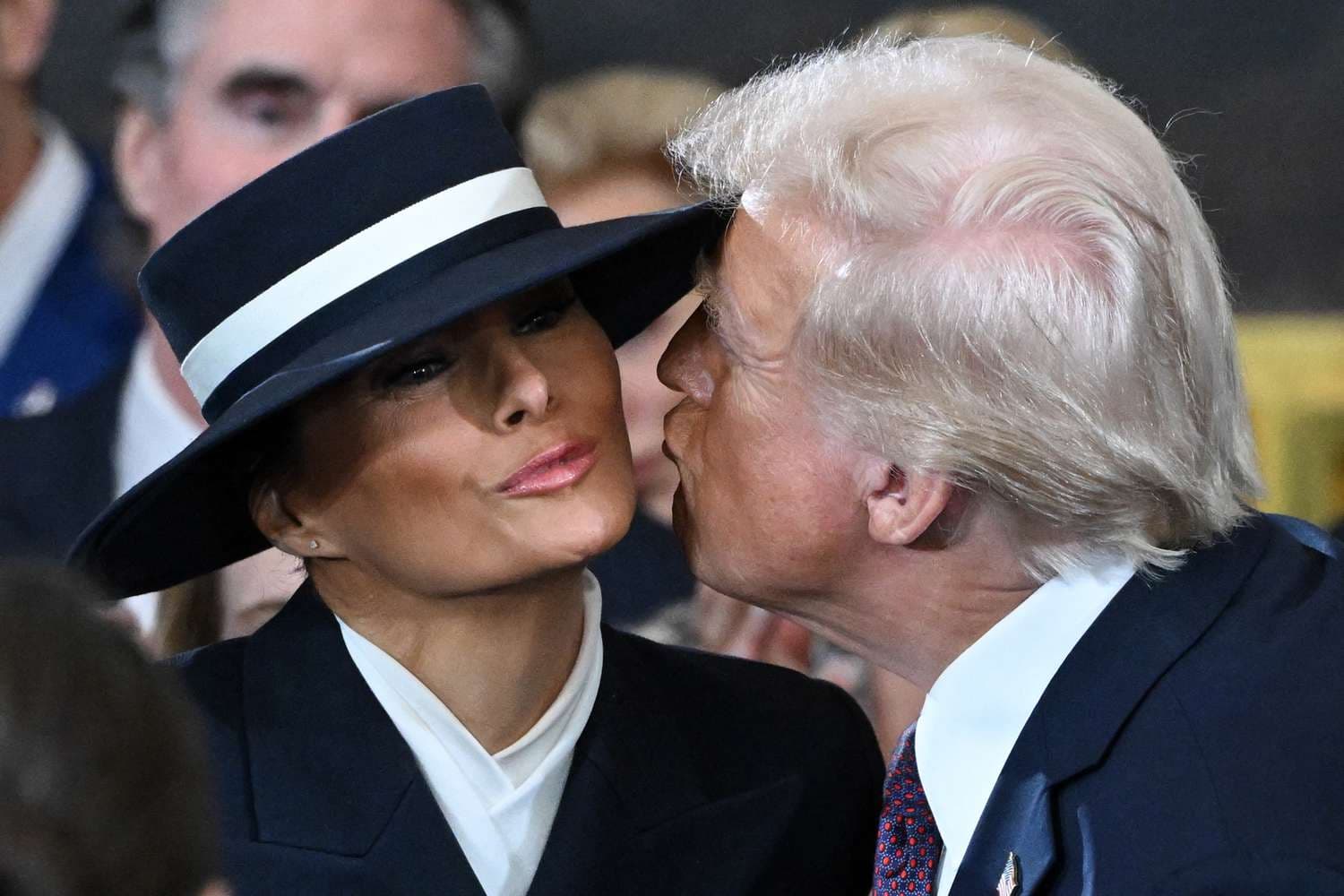 Puthja në “ajër” e Trumpit me gruan e tij bëhet virale falë kapelës së saj