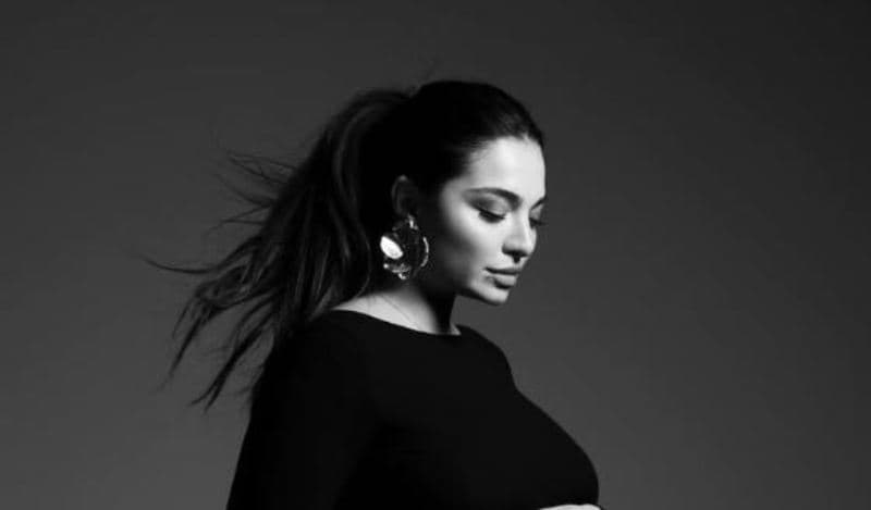 Aktorja turke, Melisa Pamuk ekspozon barkun e rrumbullakosur