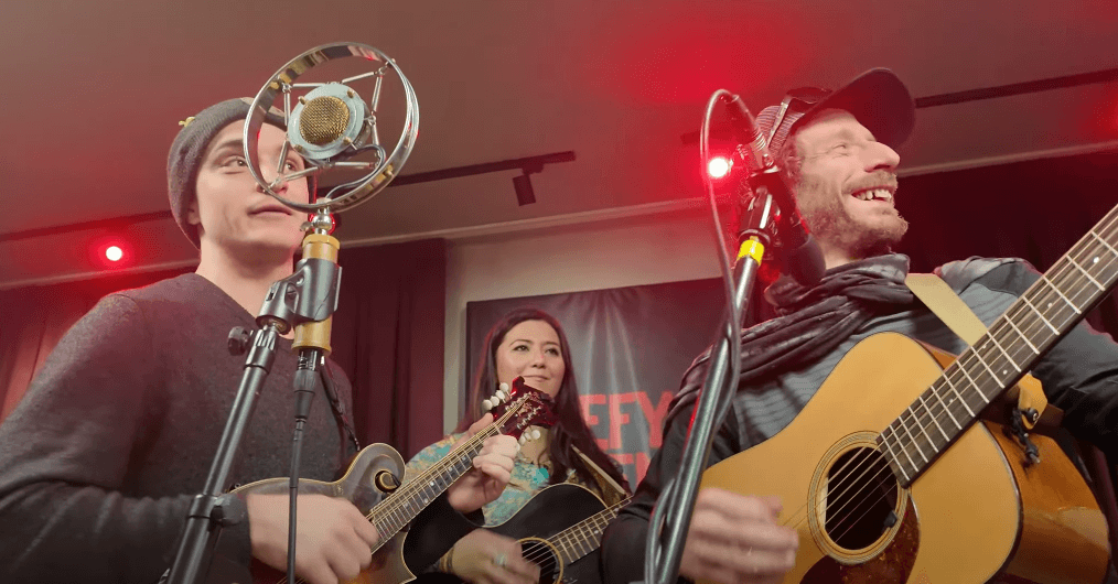 Grupi “Never Come Down” vjen për herë të parë në Kosovë: Bluegrass amerikan dhe mikpritja kosovare në një koncert të paharrueshëm