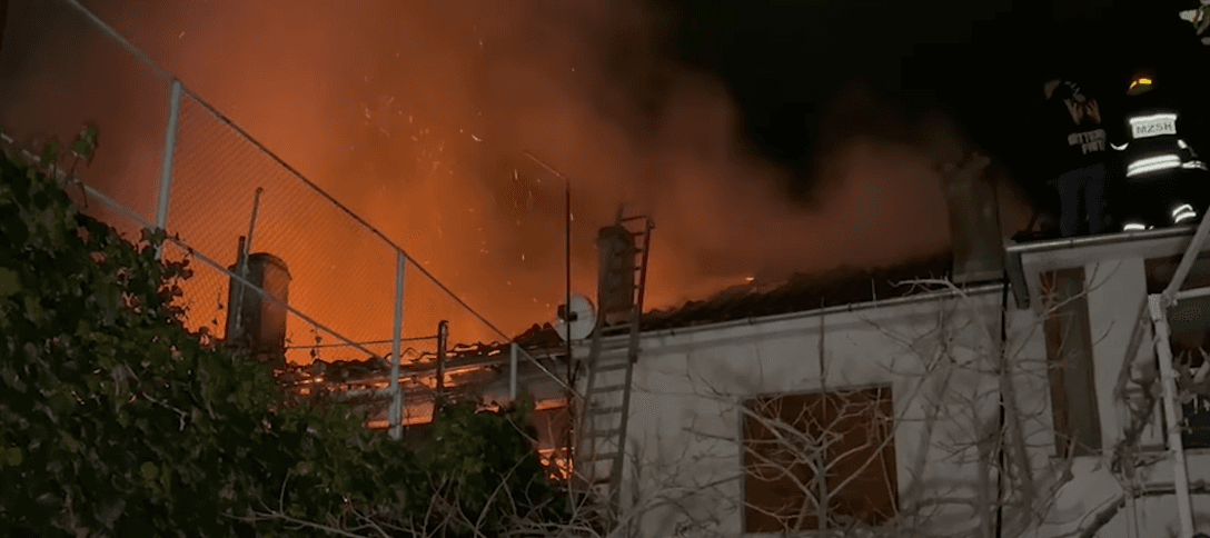 Përfshihen nga zjarri tri banesa në Pogradec
