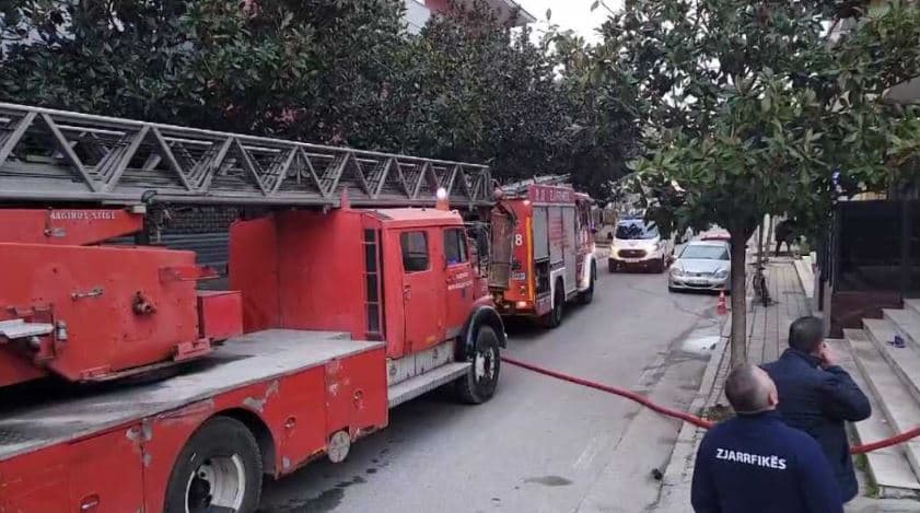 Zjarr në katin e katërt të një ndërtese në Durrës, gjashtë persona përfundojnë në spital