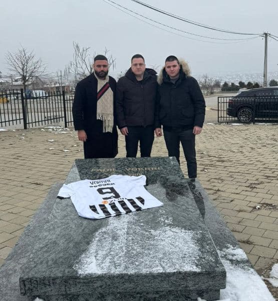 Politikani serb bën homazhe te varri i Vokrrit me fanellën e Partizanit