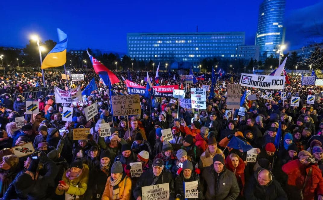 Sllovakët protestojnë në të gjithë vendin kundër politikave pro-ruse të Ficos