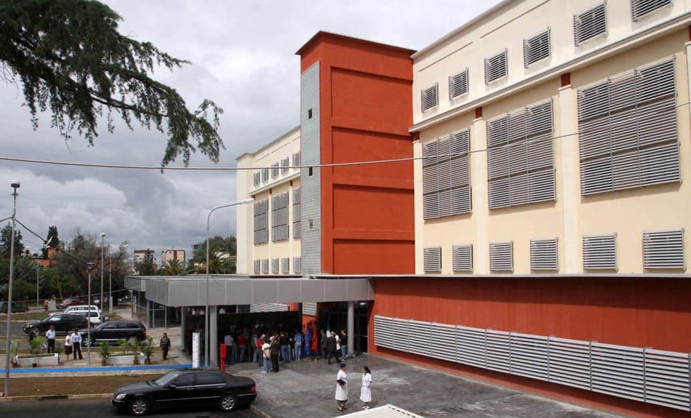 Nëna rrah mjeken pas vdekjes së djalit në QSUT