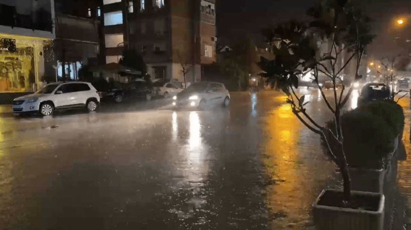 Nesër priten reshje intensive shiu në Shqipëri, paralajmërohen vërshime në zonat urbane