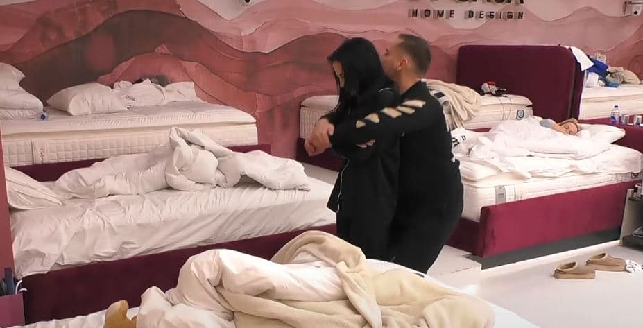 Xheneta e nis ditën me puthje dhe masazh nga Rezi (VIDEO)