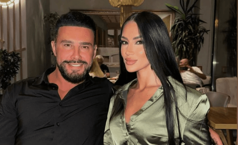 Robert Berisha pozon pranë të dashurës