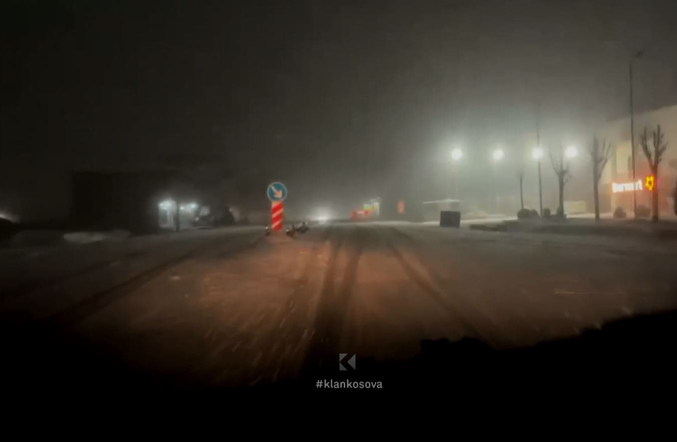 Reshje të mëdha të borës mbrëmë, kjo ishte gjendja e rrugës Prishtinë-Podujevë (VIDEO)