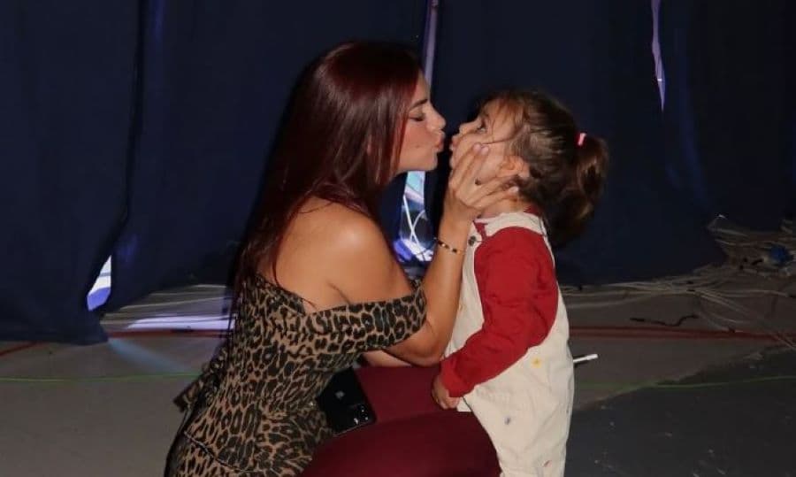 Sara Hoxha pozon me të bijën nga shtrati