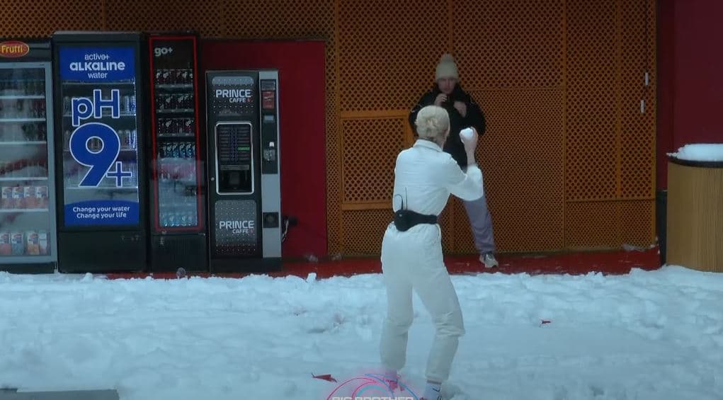 Sara e gjuan me topa bore Drilonin, ai shmang goditjet e saj (VIDEO)