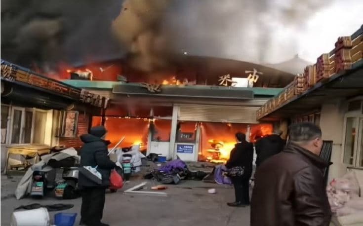 Tetë vdekur e 15 të lënduar nga shpërthimi i zjarrit në një treg perimesh në Kinë