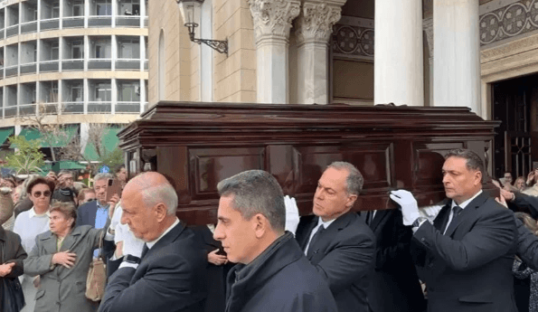 Trupi i Janullatos niset nga Katedralja e Athinës drejt Shqipërisë
