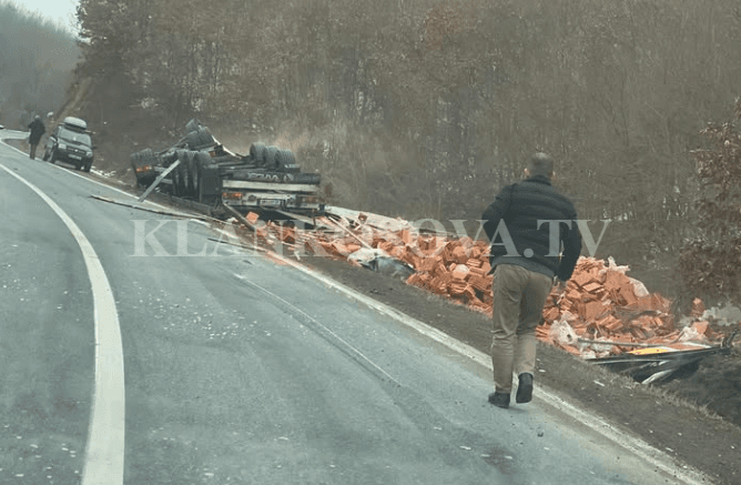 Vetaksident në rrugën Mitrovicë-Skenderaj, nuk dihet për të lënduar (VIDEO)