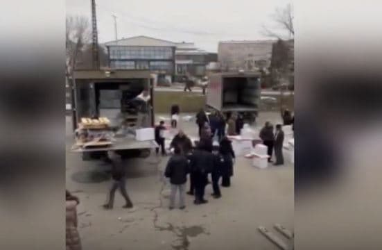 VV në Gjilan “blen” vota me miell e sheqer (VIDEO)