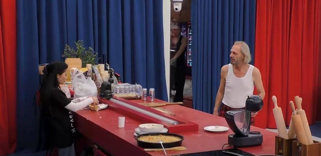 Xuxi refuzon vendosjen e mikrofonit duke thyer rregullin kryesor në Big Brother