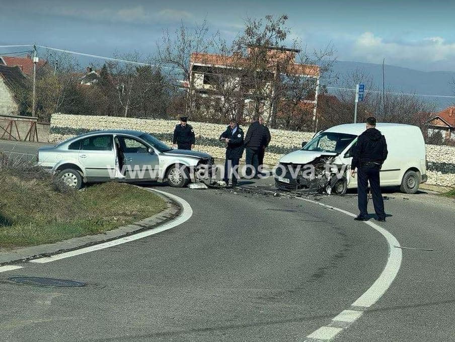 Aksident mes dy veturash në Mushtisht të Suharekës, lëndohen ngasësit