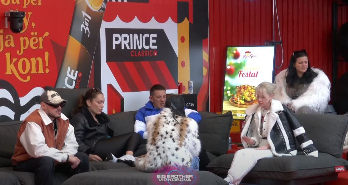 Banorët shijojnë muzikën e ish-konkurrentëve dhe këndojnë njëzëri (VIDEO)