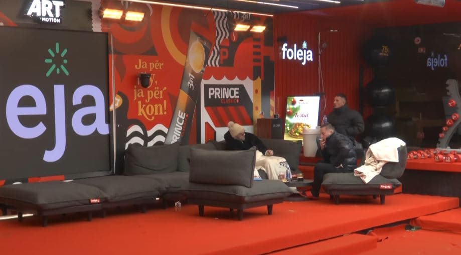 Banorët nisin ditën duke kënduar së bashku (VIDEO)