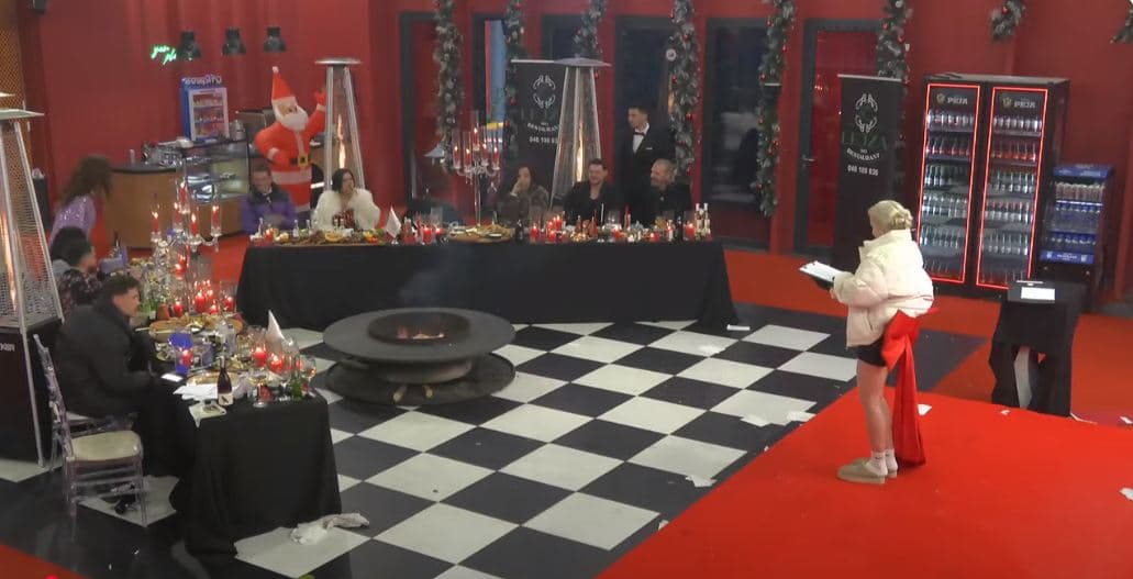 Banorët 'plaken', lexojnë letrat e së ardhmes (VIDEO)