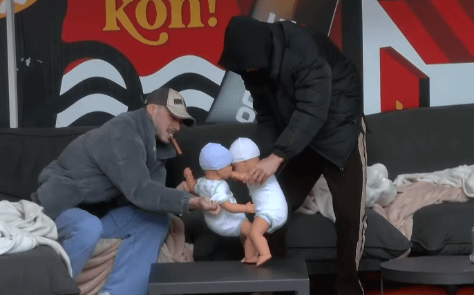 Leo e Driloni përballin 'bebet' në ring (VIDEO)