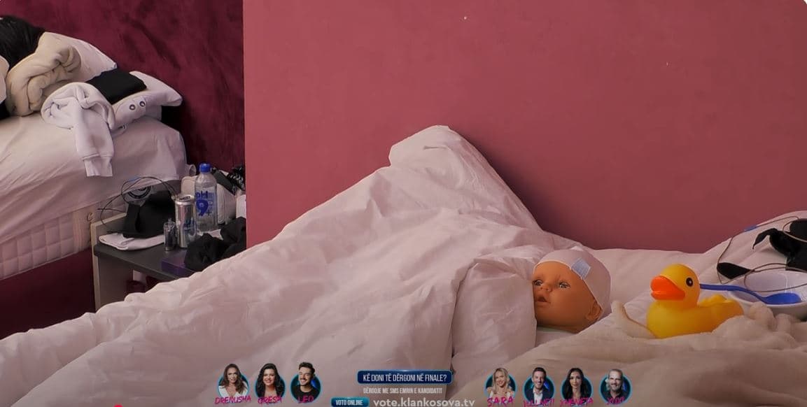 Foshnjat qajnë njëzëri, zgjojnë ‘prindërit’ nga gjumi (VIDEO)