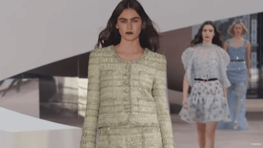 Pastelë, nuanca të forta dhe detaje të çmuara: Ky është koleksioni më i ri i CHANEL! (VIDEO)
