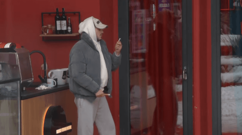 Leo gjen një cigare në tokë, fton Xuxin dhe tymosin bashkë (VIDEO)