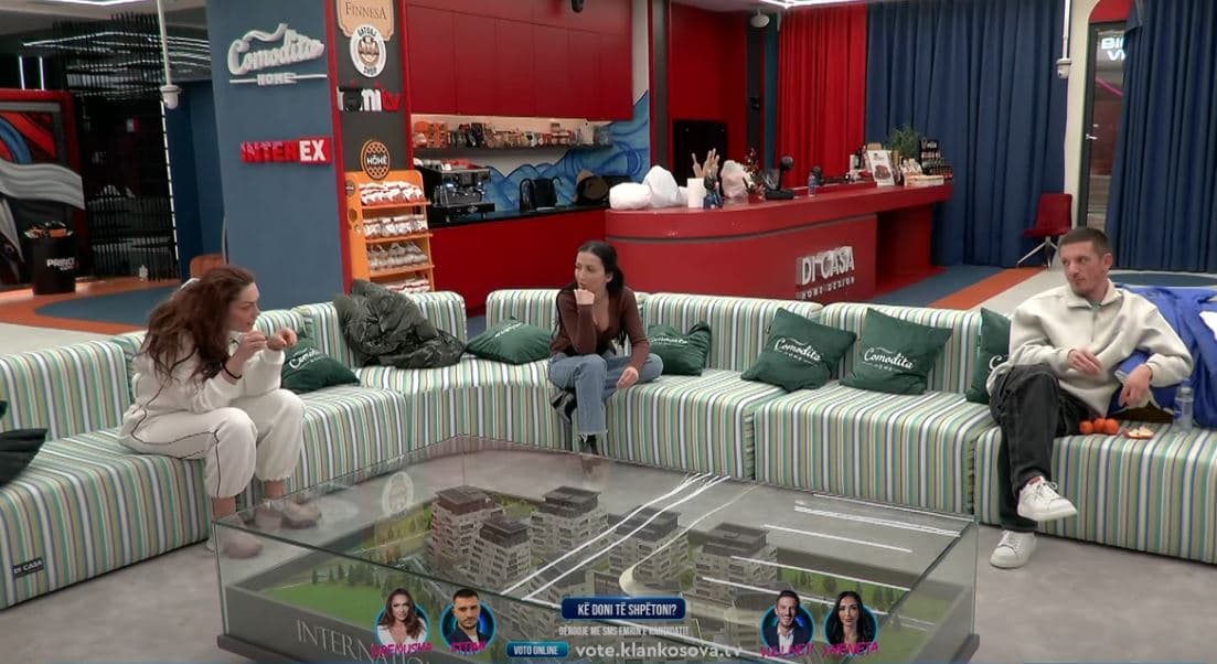 Drenusha i shpjegon Xhenetës sekretet e natyrës: Si krijohen zogjtë nga pula (VIDEO)