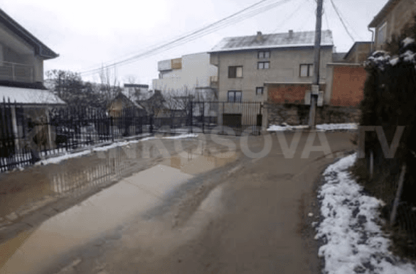 20 shtëpi në Lagjen e Re në Gjilan mes baltës, kërkojnë asfaltim të rrugës